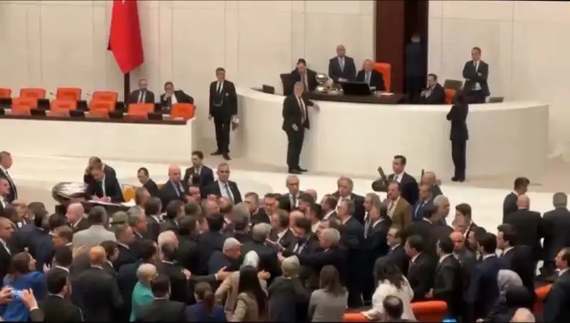 Mecliste Tartışmalar Alevlendi: Emekli İkramiyesi Krizi Nedir?