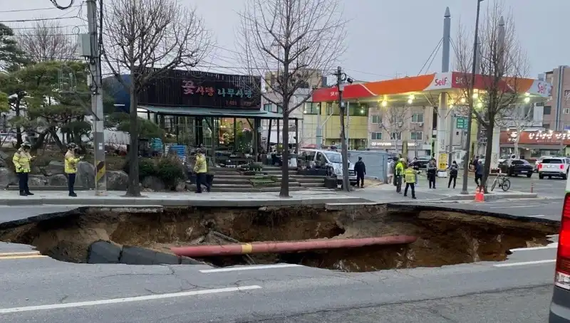Güney Kore'deki Olası Felaket: Dev Çukur Motosikleti Yuttu, 1 Kayıp ve 1 Yaralı