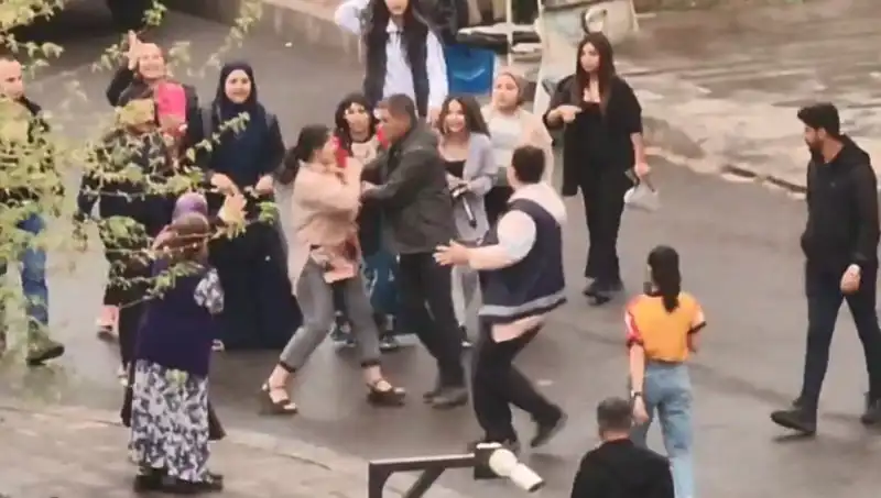 Adliye Önünde İki Taraf Arasında Tekmeli Yumruklu Kavga: Tartışma Araçları Kırdırdı