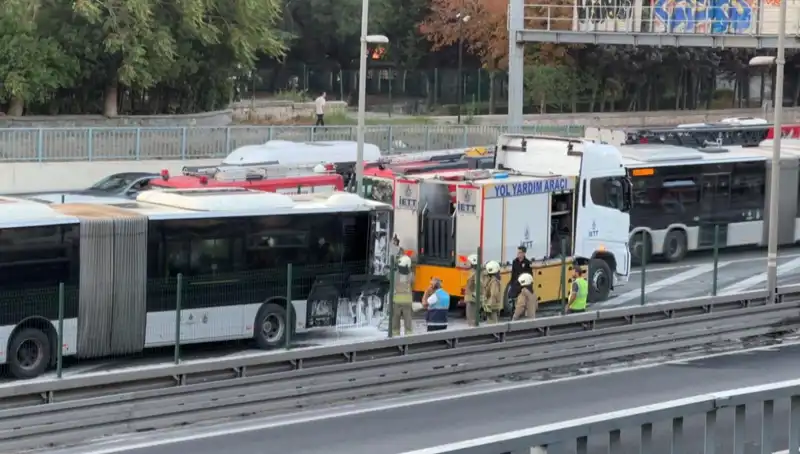 İstanbul Metrobüsünde Yangın: Trafik Felç Oldu, Yolcular Panik İçinde