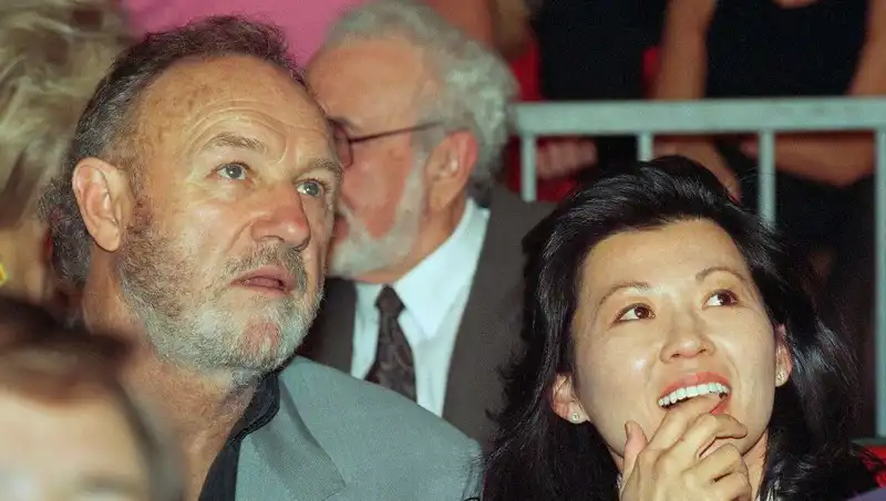 "Gene Hackman ve Eşi Betsy Arakawa'nın Şüpheli Ölümü: Gizli Suikastçı İddiası ve Taşan Soru İşaretleri"